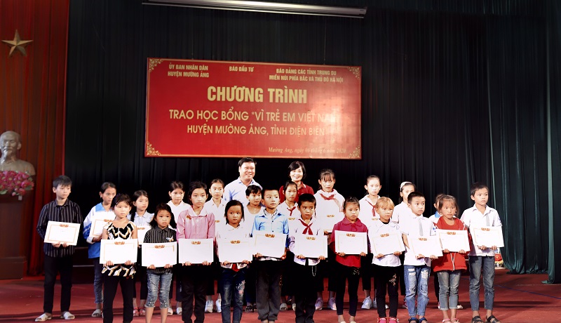 Trao tặng 100 suất học bổng “Vì trẻ em Việt Nam” cho những trẻ em gặp khó khăn tại địa bàn huyện Mường Ảng, tỉnh Điện Biên