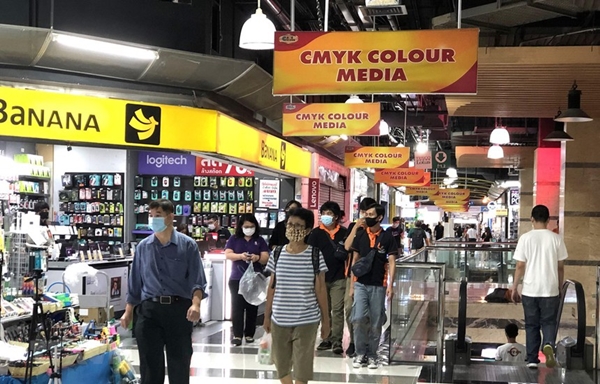 Người dân thủ đô Bangkok đi mua sắm sau khi các biện pháp phong tỏa phòng chống Covid-19 được nới lỏng (Ảnh: Ngọc Quang/TTXVN)
