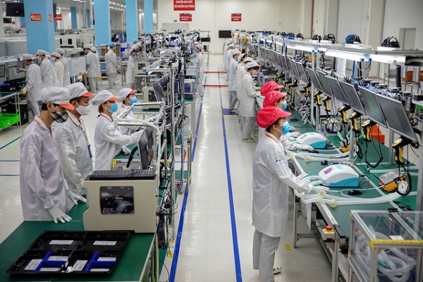 Các công nhân đang kiểm tra hoạt động của máy thở tại nhà máy sản xuất VinSmart tại Hà Nội