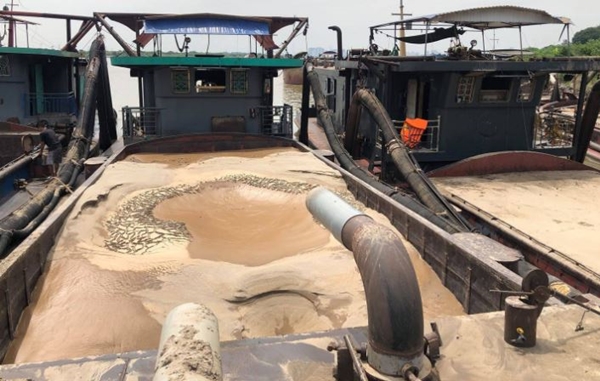 Các tàu cát bị Công an TP.Hà Nội phát hiện khai thác trái phép trên sông Hồng