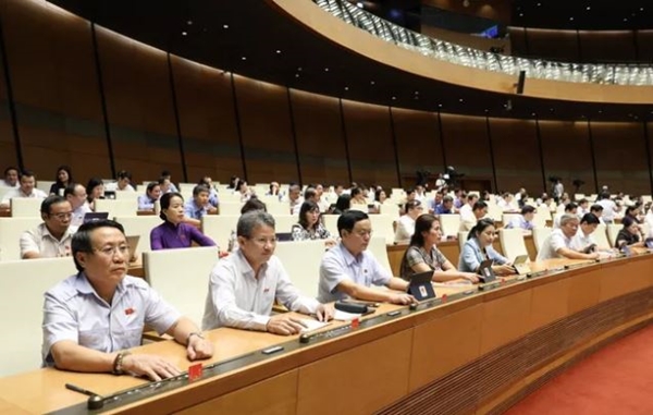 Các đại biểu Quốc hội biểu quyết thông qua Nghị quyết về Chương trình giám sát của Quốc hội năm 2021 (Ảnh: TTXVN)