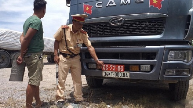 Thanh Hóa: Bắt giữ xe tải đeo biển đỏ giả chở quá tải trọng 300%