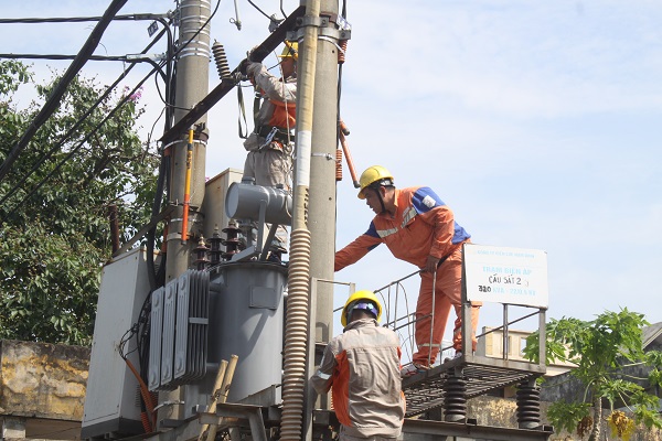 Thay máy biến áp Cầu Sắt 2 tại TP. Nam Định nhằm đảm bảo cấp điện ổn định mùa nắng nóng