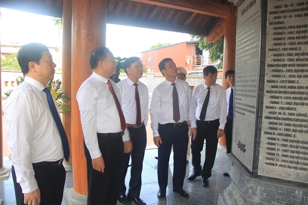 Các đồng chí lãnh đạo tỉnh thăm Nhà bia nơi thành lập Đảng bộ Hải Dương