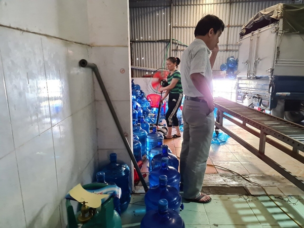 Cơ sở sản xuất nước đóng bình Vimass nằm nga trong nhà người quản lý (Ảnh: TN)