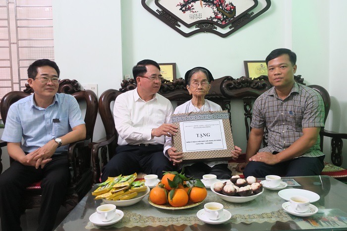 Đồng chí Lê Khắc Nam, PCT UBND TP Hải Phòng thăm hỏi Mẹ Việt Nam anh hùng tại huyện Tiên Lãng