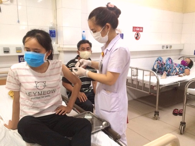 Người dân ngộ độc thực phẩm điều trị tại Trung tâm y tế huyện Hòa Vang