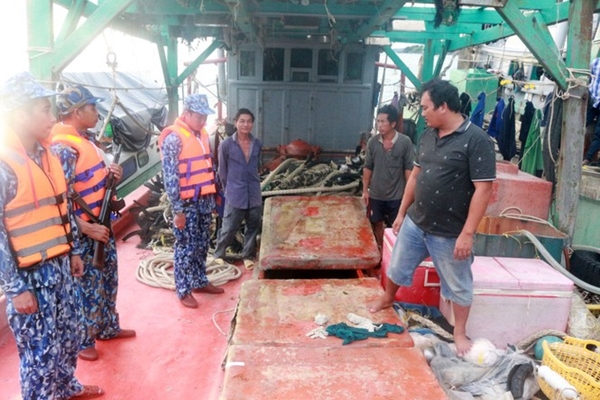 Cảnh sát biển tạm giữ 2 tàu cá mua bán, vận chuyển hơn 25.000 lít dầu trái phép
