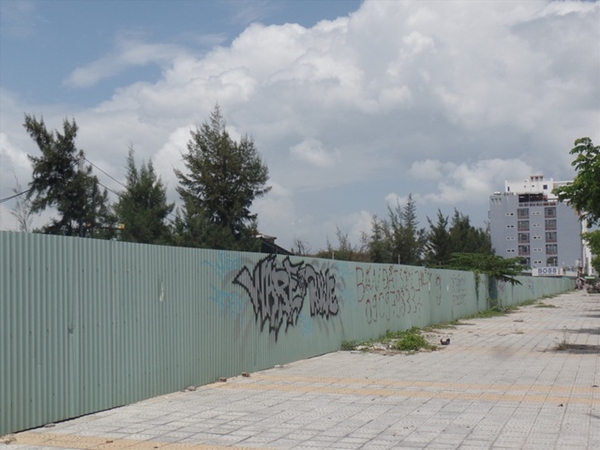 Khu đất vệt tường rào sân bay Nước Mặn (Đà Nẵng), nơi được xác định có nhiều lô đất do người Trung Quốc núp bóng người Việt để sở hữu (Ảnh: Dân trí)