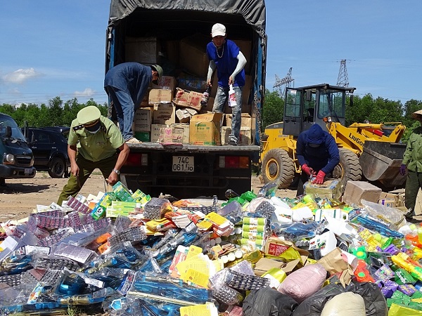 Tiêu hủy 27.585 sản phẩm mỹ phẩm, rượu… không rõ nguồn gốc