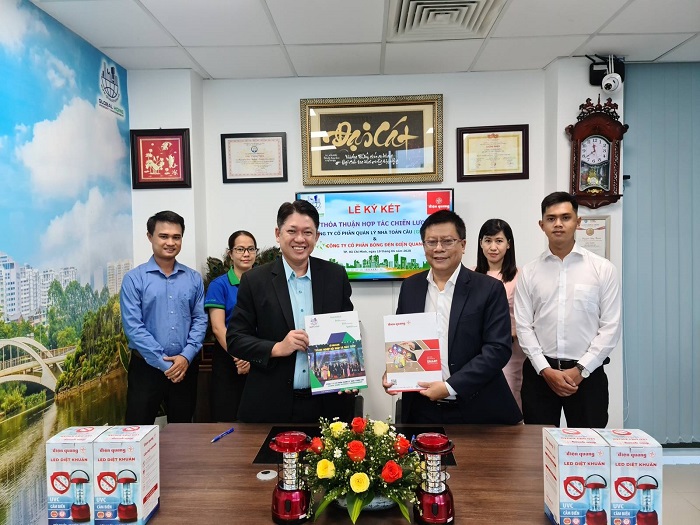 Lễ k&yacute; kết hợp t&aacute;c chiến lược giữa C&ocirc;ng ty CP Quản L&yacute; Nh&agrave; To&agrave;n Cầu v&agrave; C&ocirc;ng ty CP B&oacute;ng Đ&egrave;n Điện Quang