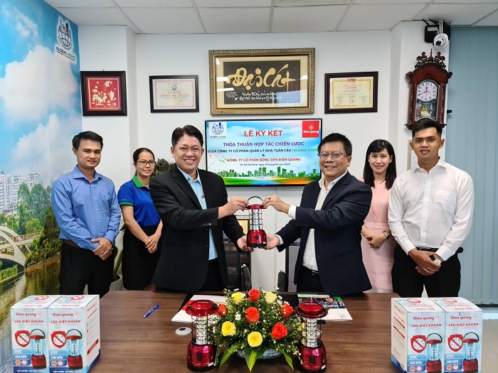 &Ocirc;ng Nguyễn Duy Th&agrave;nh - Chủ tịch HĐQT, TGĐ C&ocirc;ng ty Quản L&yacute; Nh&agrave; Global Home k&yacute; kết hợp t&aacute;c chiến lược c&ugrave;ng &Ocirc;ng Phạm L&ecirc; Minh &ndash; Gi&aacute;m đốc điều h&agrave;nh khối IOT của C&ocirc;ng ty CP B&oacute;ng Đ&egrave;n Điện Quang