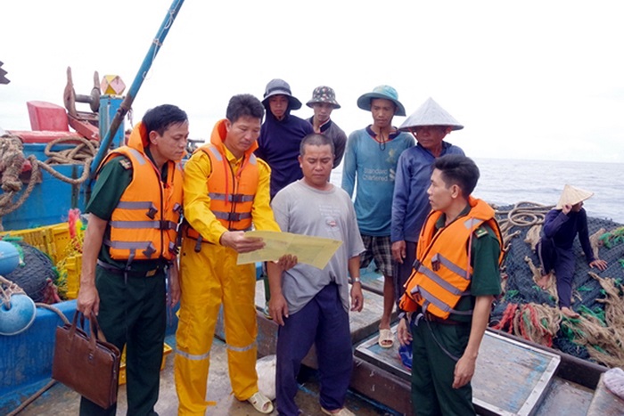 Phối hợp kiểm tra tàu cá, hướng dẫn ngư dân không xâm phạm hành lang tuyến ống dầu khí