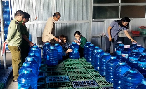 "Người tiêu dùng chưa thực sự quan tâm đến chất lượng nước đóng bình, đóng chai"...