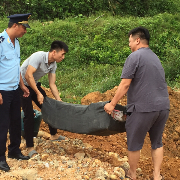 Hải quan Quảng Ninh phát hiện xe tải vận chuyển 3,3 tấn lòng lợn sấy khô nhập lậu