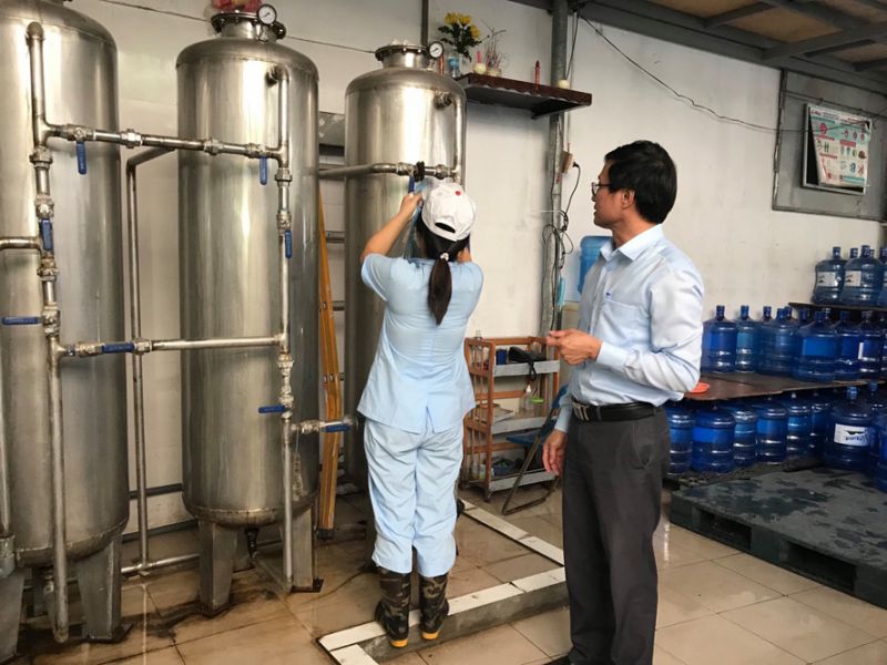 Chi cục An toàn vệ sinh thực phẩm Hà Nội kiểm tra một cơ sở nước đóng chai, đóng bình trên địa bàn