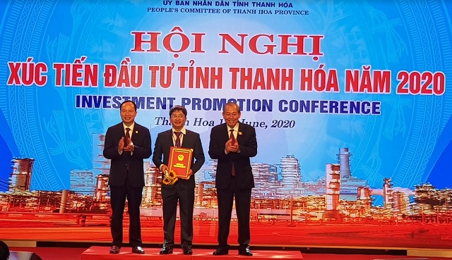Phó Thủ tướng Thường trực Trương Hòa Bình trao quyết định chủ trương đầu tư cho doanh nghiệp tại hội nghị.
