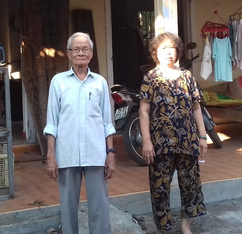 Vợ chồng ông Nguyễn Văn Chức và bà Nguyễn Thị Luyện trước ngôi nhà cấp 4 của mình
