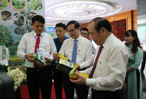 Các đại biểu tham quan gian trưng bày sản phẩm Nông nghiệp trong khuôn khổ Đại hội.