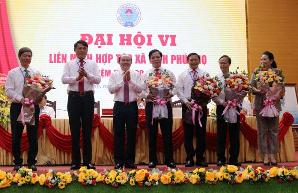 Lãnh đạo Liên minh HTX Việt Nam trao kỷ niệm chương cho các cá nhân có thành tích xuất sắc trong sự nghiệp phát triển HTX giai đoạn 2015 - 2020.