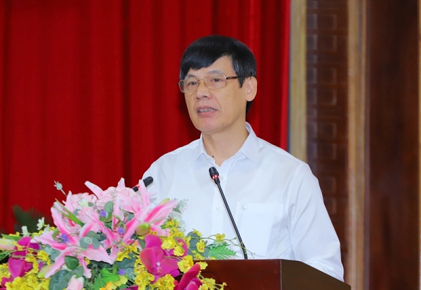 Đồng chí Nguyễn Đình Xứng, Phó Bí thư Tỉnh ủy, Chủ tịch UBND tỉnh phát biểu phân tích và làm rõ thêm về những kết quả đạt được trong 6 tháng đầu năm 2020.