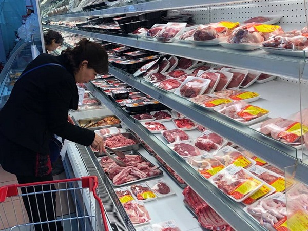 Sau thông tin thịt heo sống chính thức được nhập khẩu, giá heo hơi tiếp tục lao dốc giảm sâu đến 5.000 đồng/kg