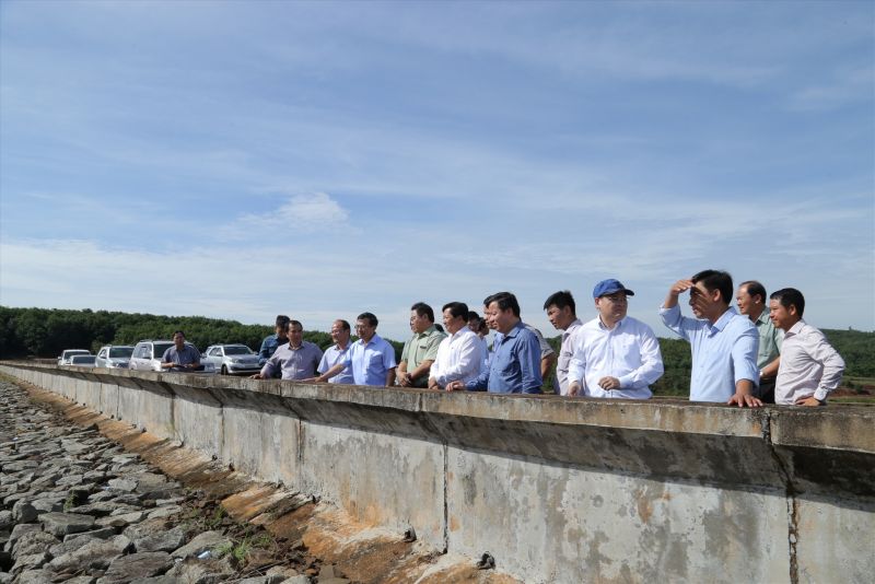 Kiểm tra tra công tác đảm bảo an toàn hồ chứa tại hồ thủy điện Thác Mơ (Bình Phước), chủ động ứng phó với bão số 1 Nuri. Ảnh: Phòng chống thiên tai.