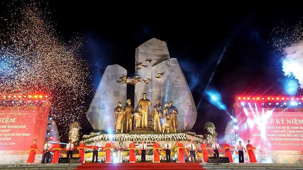 Nghi thức cắt băng khánh thành Tượng đài “Chủ tịch Hồ Chí Minh với Nhân dân Quảng Bình”