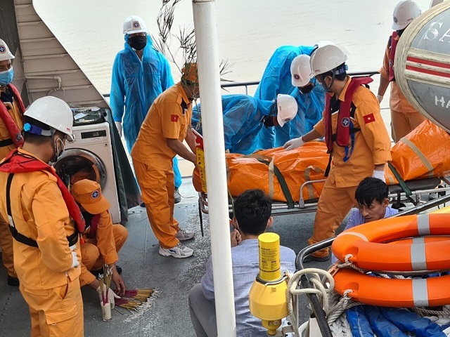 Lực lượng tìm kiếm cứu nạn đưa thi thể các nạn nhân lên tàu để đưa vào bờ. Ảnh: Vietnam MRCC