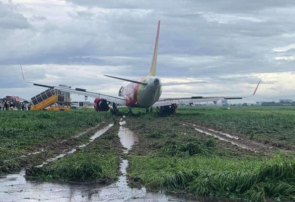 Hạ cánh trượt khỏi đường băng, sân bay Tân Sơn Nhất tạm thời đóng cửa