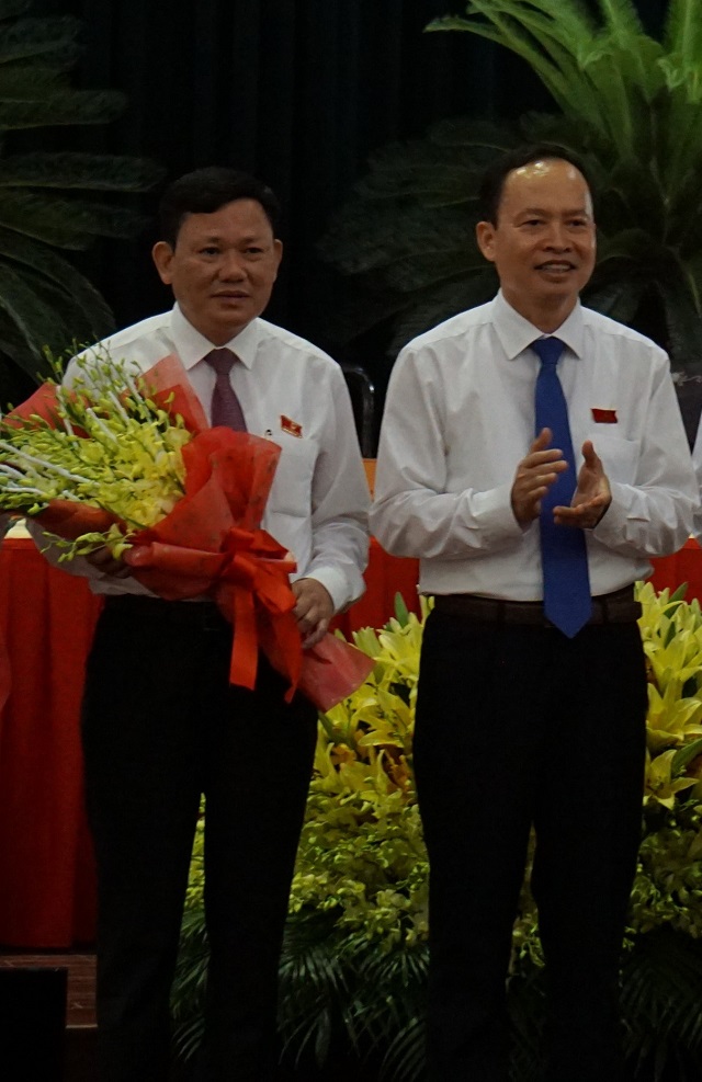 Đồng chí Bí thư Tỉnh ủy, Chủ tịch HĐND tỉnh Trịnh Văn Chiến tặng hoa chúc mừng đồng chí Nguyễn Văn Thi.