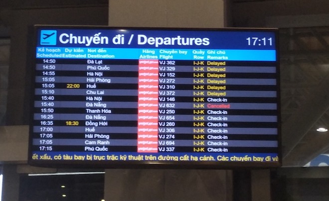 Bảng thông báo các chuyến bay check in trở lại tại sân bay Tân Sơn Nhất (Ảnh: Chân Phúc - Báo Lao Động)