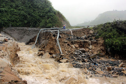Tại tỉnh Hà Giang, đã có 1 người chết do sét đánh; 7,4ha lúa bị đất sạt vùi lấp; sạt lở taluy dương tuyến đường tỉnh lộ 177.
