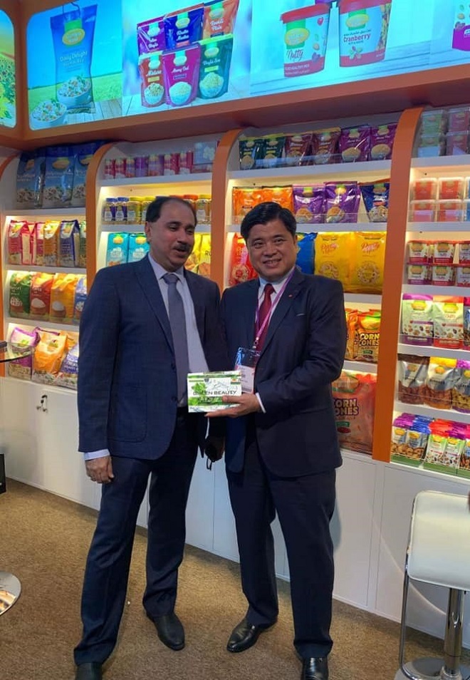 Thứ trưởng Bộ Nông nghiệp và Phát triển Nông thôn Trần Thanh Nam( bên phải) tặng quà và giới thiệu Green Beauty cho ngài Pravesh Sawlani hiện đang giữ chức vụ General Manager - Operations tại chuỗi siêu thị CHOITHRAMS – Dubai.