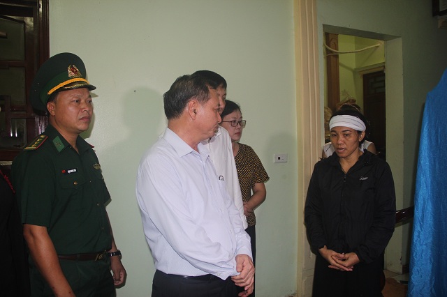Nguyễn Đức Quyền, Ủy viên Ban Thường vụ Tỉnh ủy, Phó Chủ tịch Thường trực UBND tỉnh thăm hỏi, chia buồn và trao quà hỗ trợ các gia đình ngư dân bị nạn.