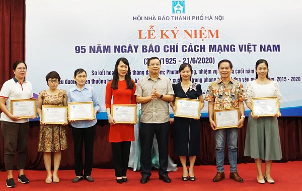 Phó Chủ tịch Hội Nhà báo Hà Nội, Tổng Biên tập Báo Hànộimới Nguyễn Hoàng Long trao Giấy khen cho các hội viên có thành tích xuất sắc trong phong trào thi đua yêu nước 5 năm 2015-2020