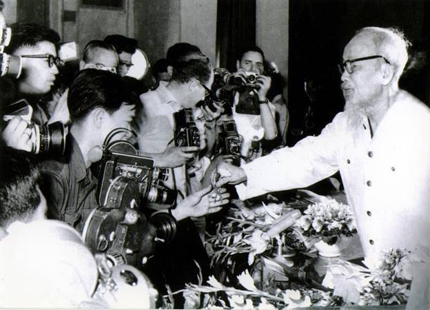 Chủ tịch Hồ Chí Minh gặp gỡ phóng viên các cơ quan báo chí trong và ngoài nước tại Hà Nội tháng 5/1968 (Ảnh tư liệu TTXVN)