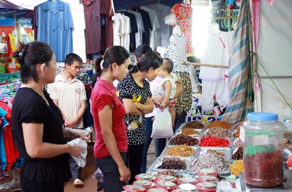 Những phiên chợ hàng Việt luôn thu hút lượng lớn người tham gia