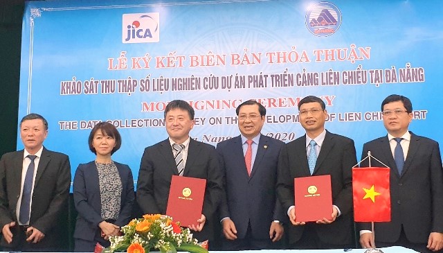 Lãnh đạo TP. Đà Nẵng và Trưởng đại diện JICA tại Việt Nam, ông Shimizu Akira tại lễ ký kết biên bản thảo luận về dự án.