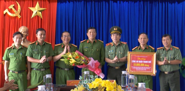 Lãnh đạo công an TP. Đà Nẵng khen thưởng nóng cho công an quận Thanh Khê sau khi phá án