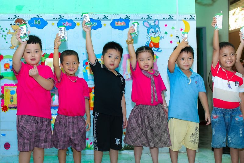 Các em học sinh mầm non huyện Nam Giang hào hứng tham gia giờ uống sữa tại lớp