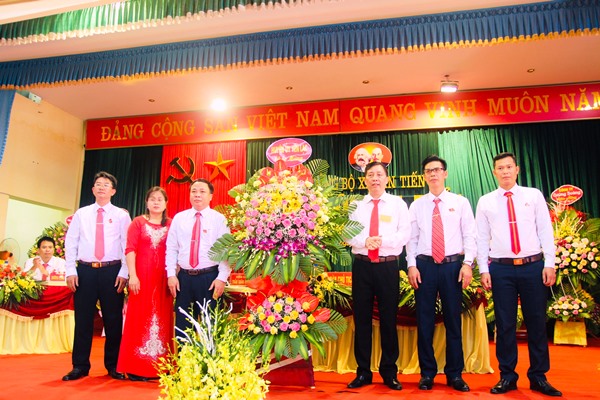 Lãnh đạo Huyện ủy Yên Lạc tặng hoa chúc mừng Đại hội