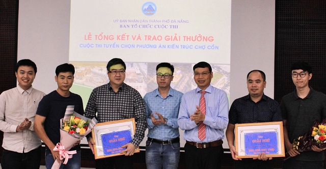 Phó Chủ tịch UBND TP. Đà Nẵng Hồ Kỳ Minh (thứ 3, từ phải sang) trao giải cho các tác giả đồ án thiết kế kiến trúc chợ Cồn.
