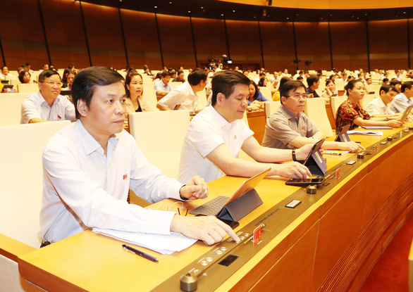 Các đại biểu bấm nút biểu quyết thông qua một số nghị quyết của Quốc hội - Ảnh: Quochoi.vn