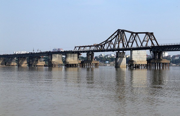 Một quả bom còn sót lại từ thời chiến tranh vừa được phát hiện trên sông Hồng, gần khu vực cầu Long Biên