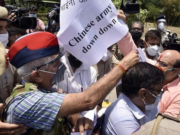 Biểu tình trước tòa sứ quán Trung Quốc ở New Delhi. (Ảnh: Business Standard)