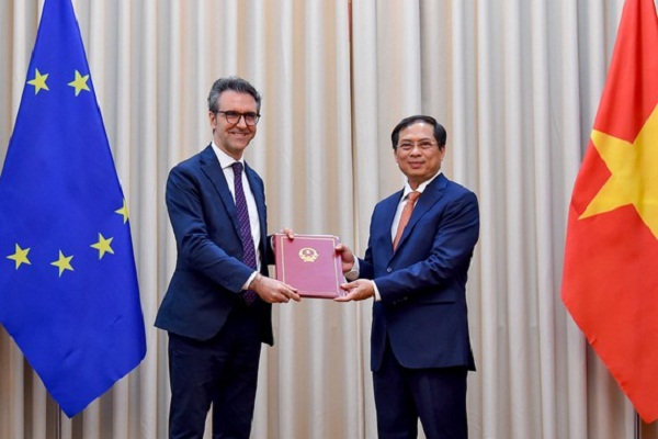 Việt Nam trao công hàm phê chuẩn hiệp định EVFTA và EVIPA cho phái đoàn Liên minh châu âu EU tại Hà Nội