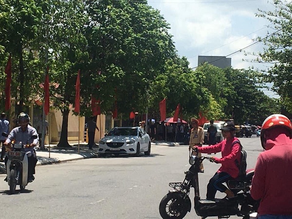 Hải Dương: Bị bỏng điện khi căng pano cổng huyện ủy, 3 công nhân thương