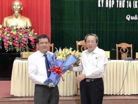 Bí thư Tỉnh ủy Quảng Bình Hoàng Đăng Quang (phải) chúc mừng tân Phó Chủ tịch UBND tỉnh Trần Phong