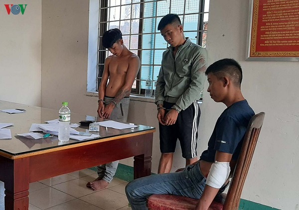 Ba đối tượng bị Công an phường Quang Trung tạm giữ.